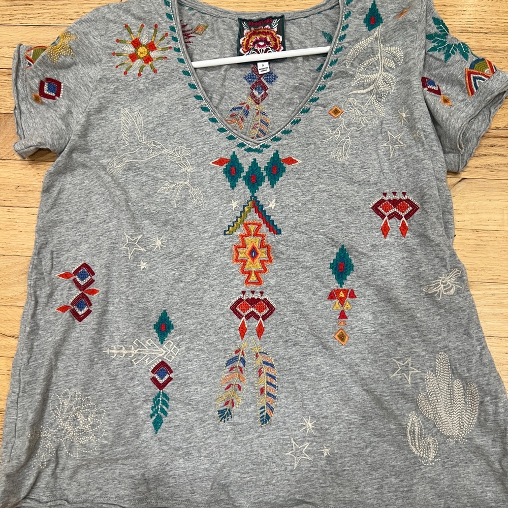 Johnny Was gray cotton tee with beautiful embroidery - Picture 2 of 5